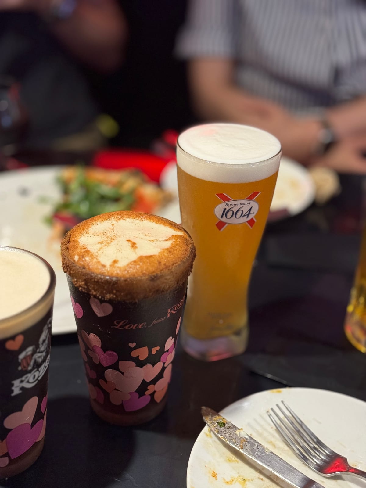코젤 다크와 1664 블랑, 나란히 놓인 생맥주 한 잔씩